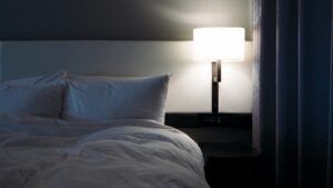 出張先でも“自分の空気”を整える──私がホテルに必ず持っていく精油3本